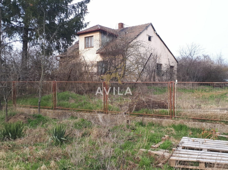 NA PREDAJ: stavebný pozemok 887m2 so starším RD Špačince